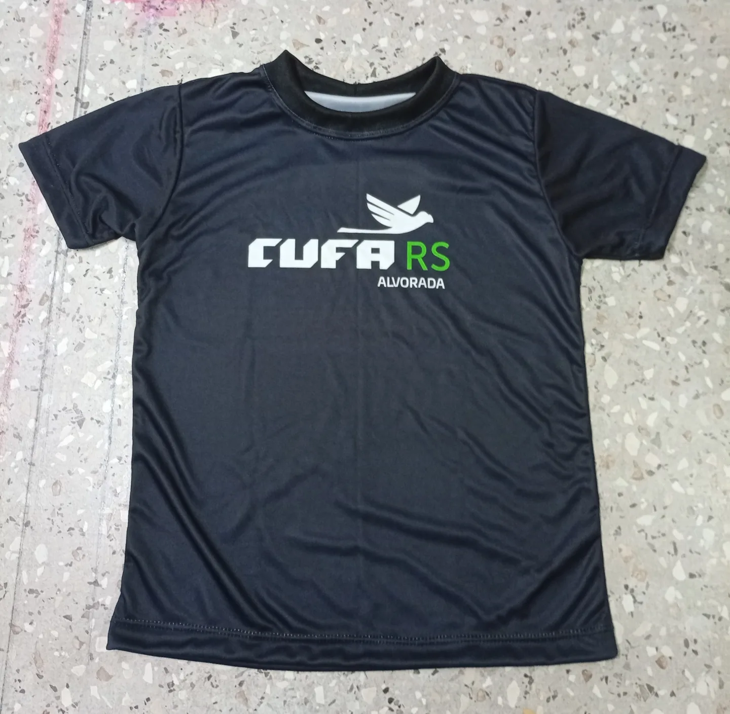 Camiseta preta com identificação UERGS aplicada na frente