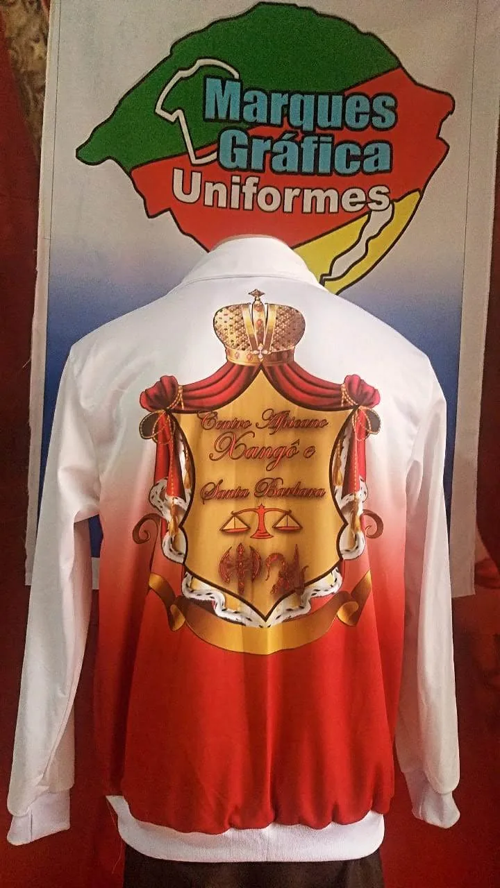 Camiseta religiosa em manequim com estampa vermelha e dourada