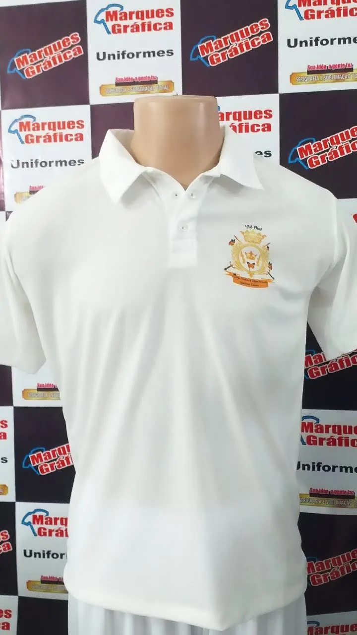Camisa polo branca com logotipo no peito em manequim