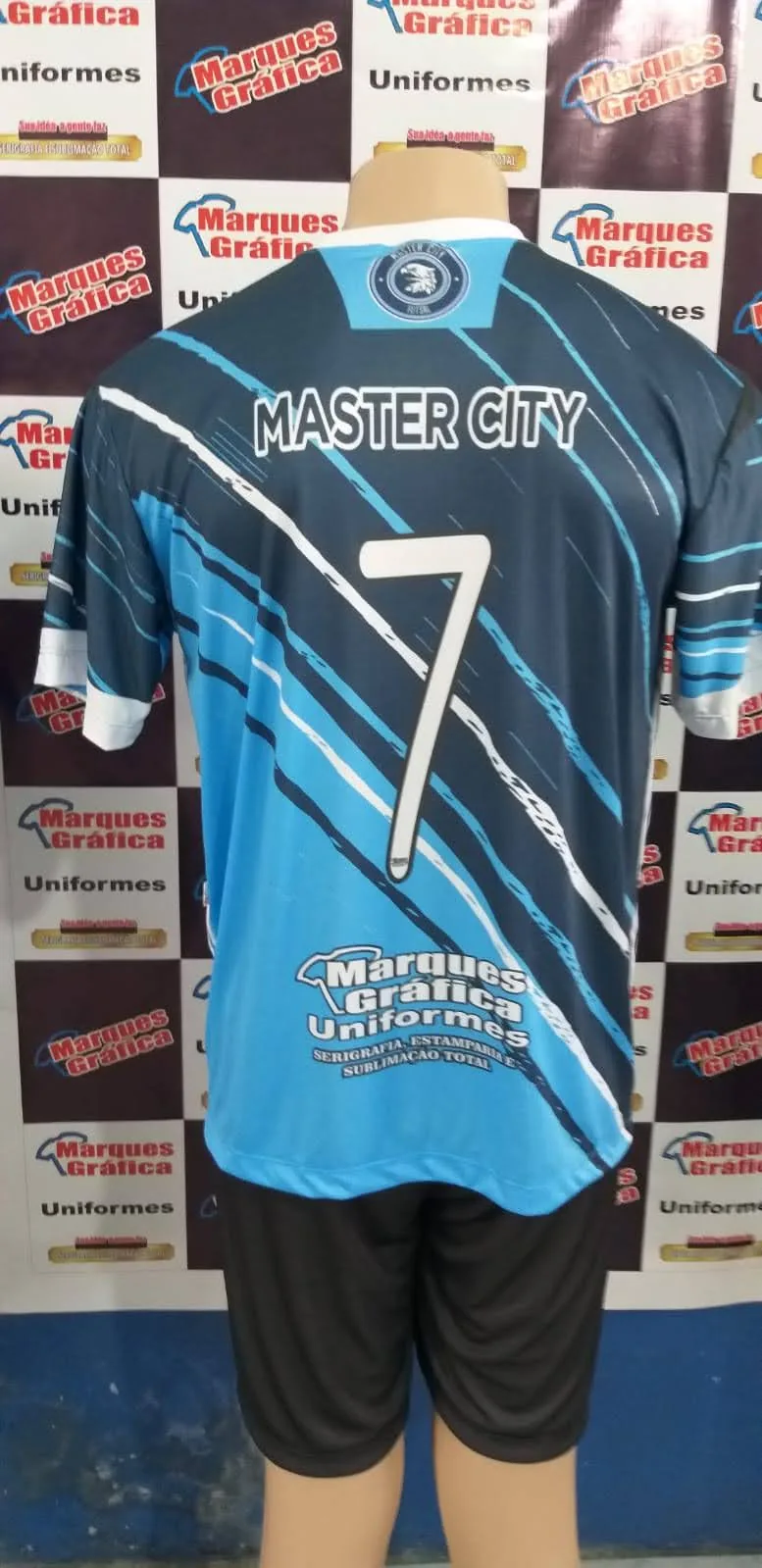 Conjunto esportivo azul e preto com camiseta e calção em manequim